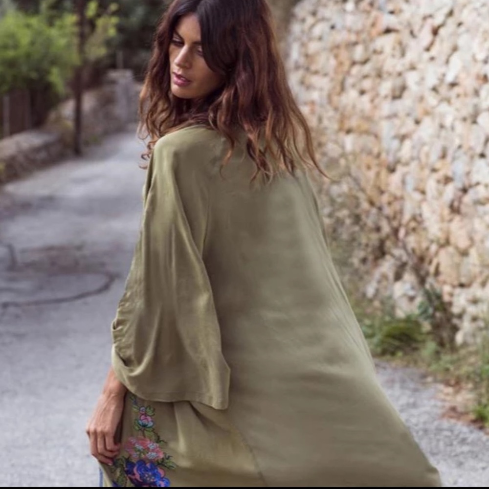 Beautiful embroidered kimono style wrap - Picture 3 of 5